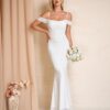 El vestido floral de hombros descubiertos: romanticismo bajo luces contemporáneas
