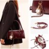 El bolso espacioso: la elegante contradicción de cargar la vida entera