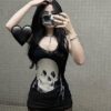 El vestido gótico de calaveras: elegancia oscura para tiempos excesivamente luminosos