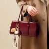 El bolso espacioso: la elegante contradicción de cargar la vida entera