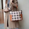El bolso y la cartera: la elegante coreografía del orden moderno